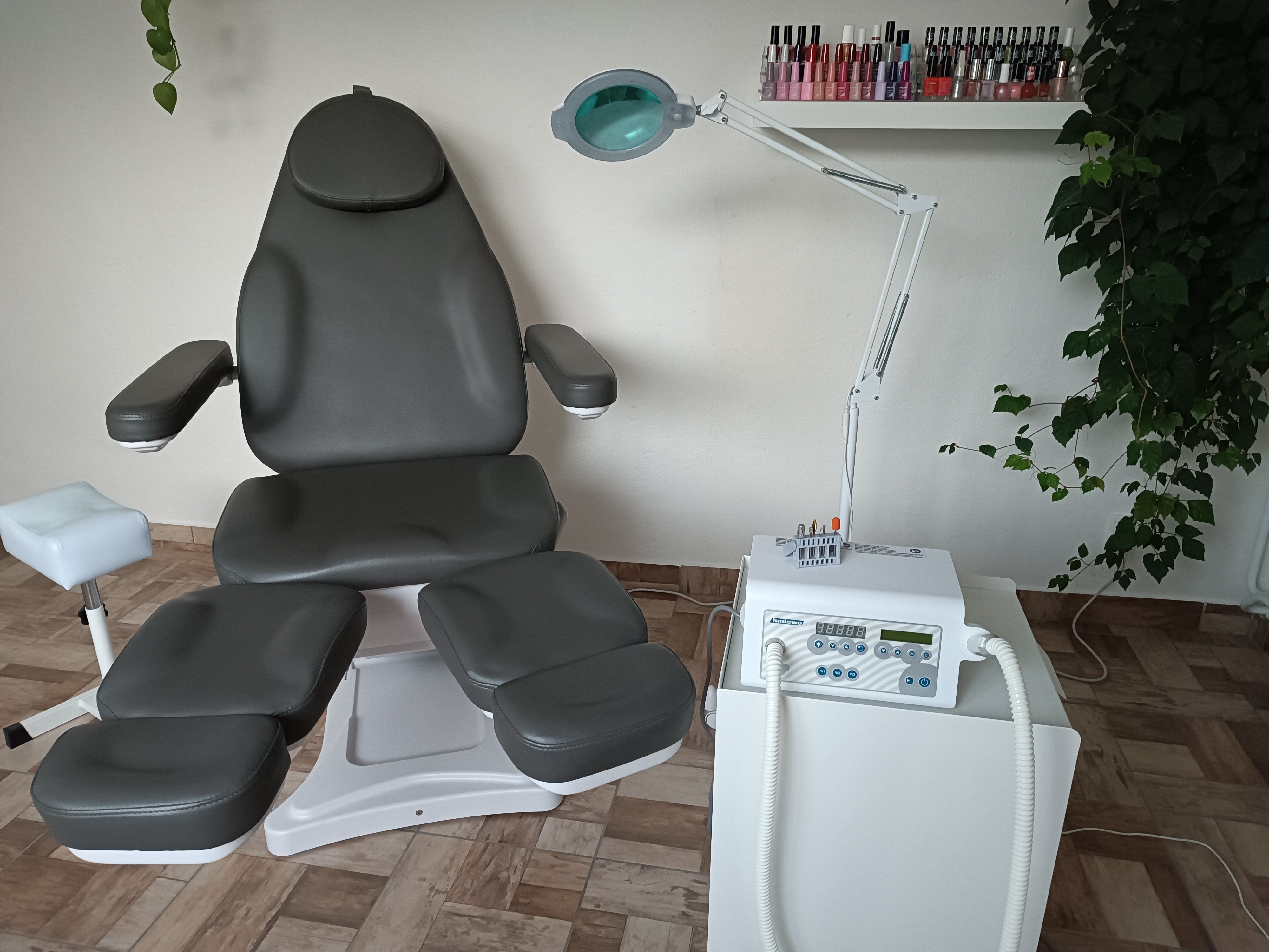 Pedikérské křeslo a přístroj pro přístrojovou pedikúru